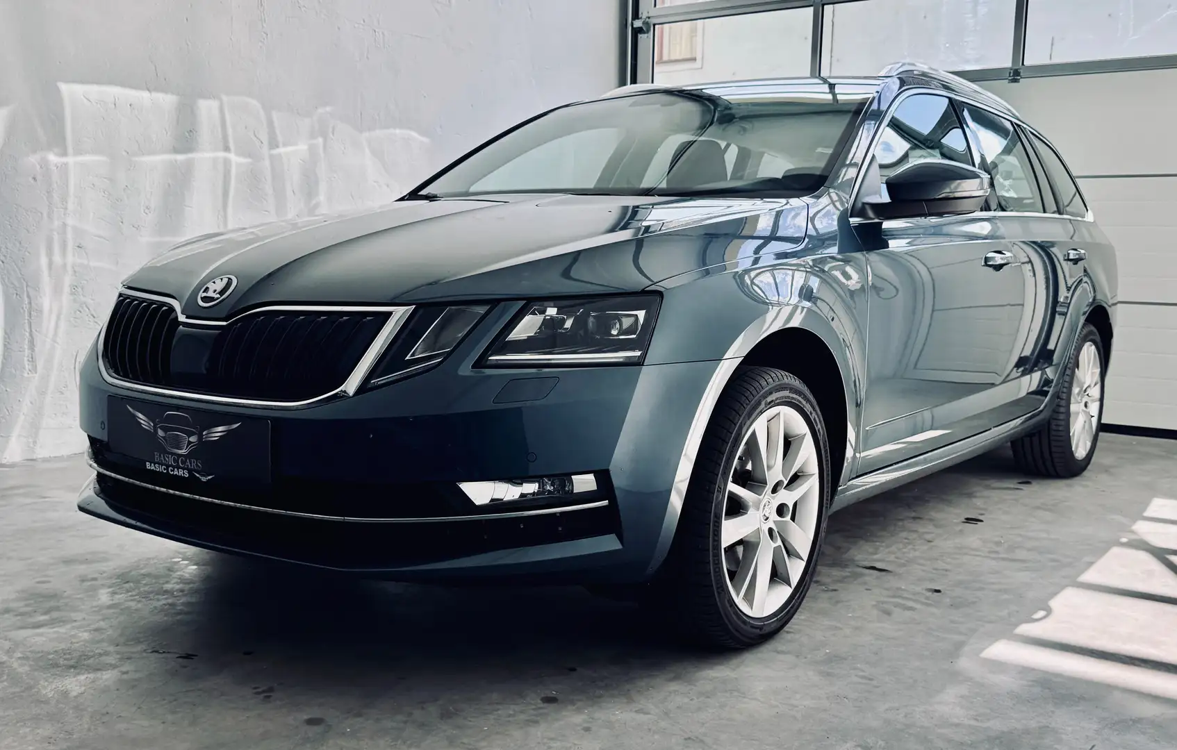 Skoda Octavia Octavia Combi 1,6  TDI 4x4 Style Limited Grau - 2