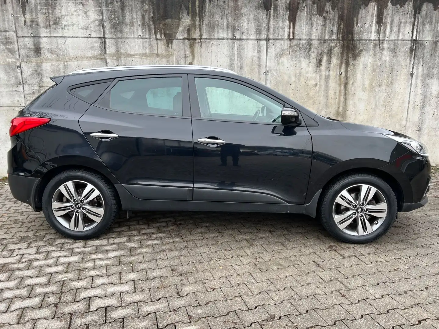 Hyundai iX35 2.0CRDi 100 kW Premium 4WD Autom*Kamera*AHK Schwarz - 2