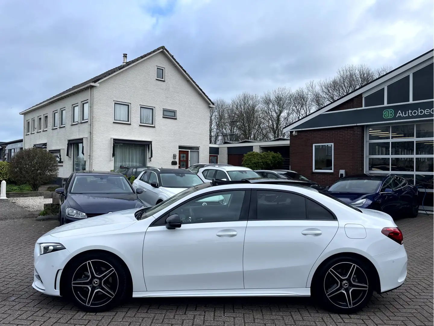 Mercedes-Benz A 200 Solution AMG NL.Auto, Pano-dak, Camera, Wide Scree Wit - 2