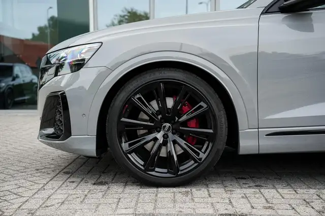 Audi Q8 view 7