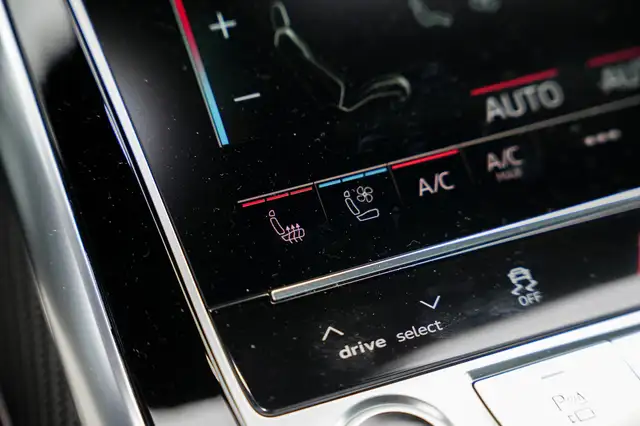 Audi Q8 view 25