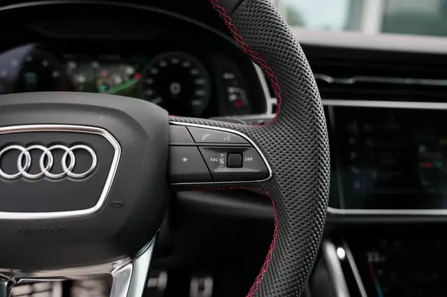 Audi Q8 view 12