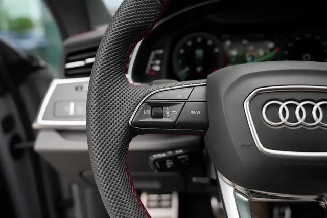 Audi Q8 view 11