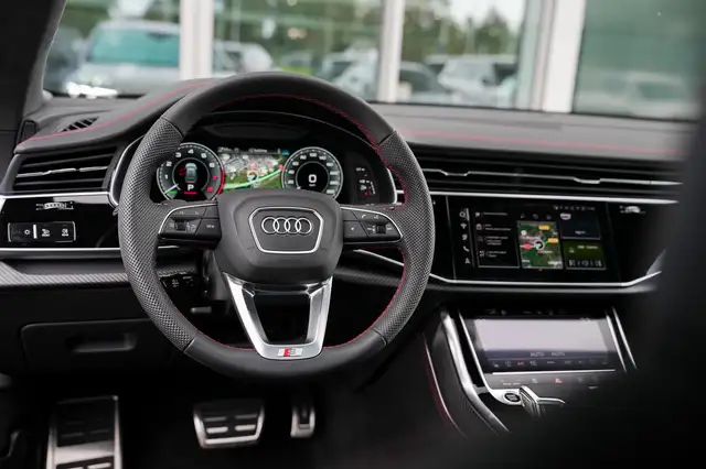Audi Q8 view 10