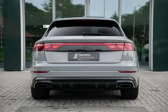 Audi Q8 view 9