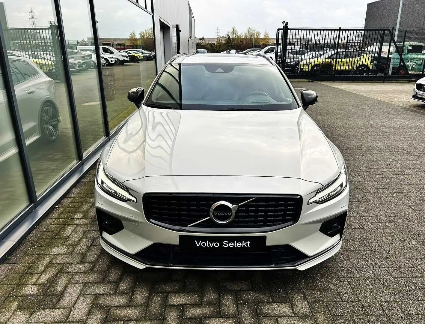 Volvo V60 R-Design, B4 mild hybrid Gris - 2