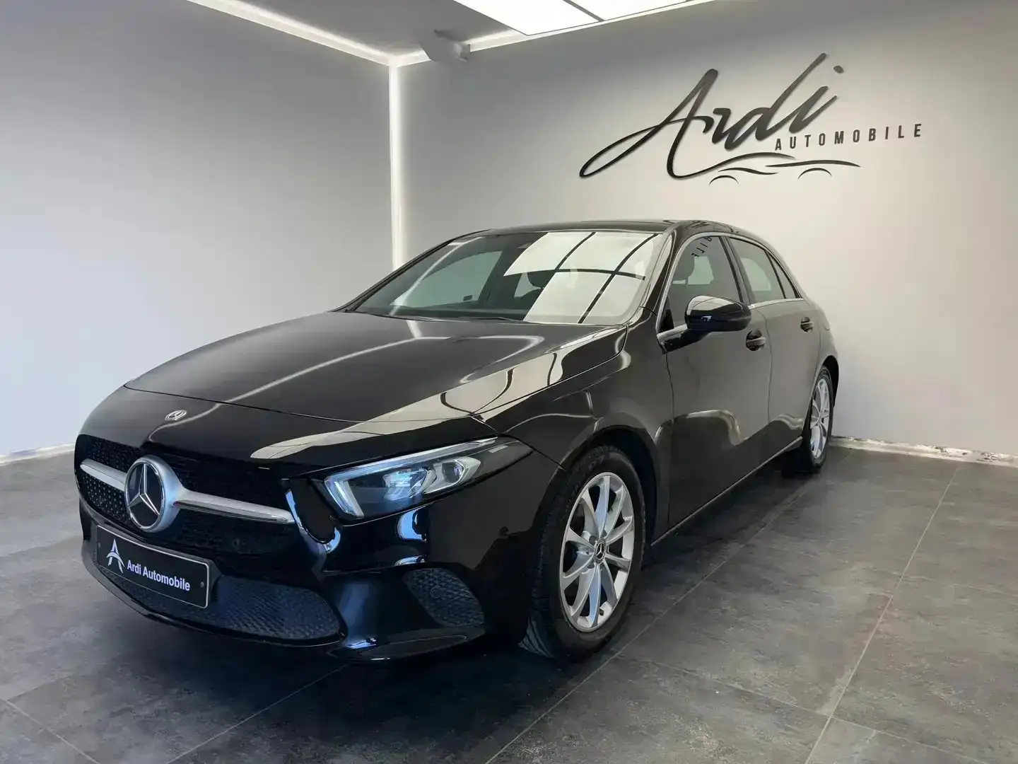 Mercedes-Benz A 180 *SIEGES CHAUFFANTS*XENON*CAPTEUR AV+AR*GARANTIE* Noir - 1