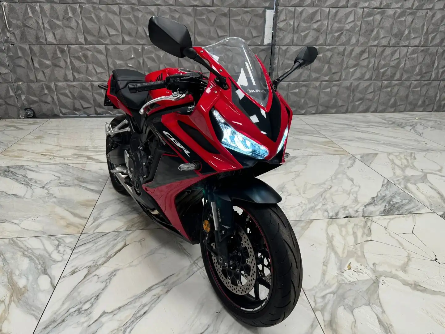 Honda CBR 650 R Červená - 1