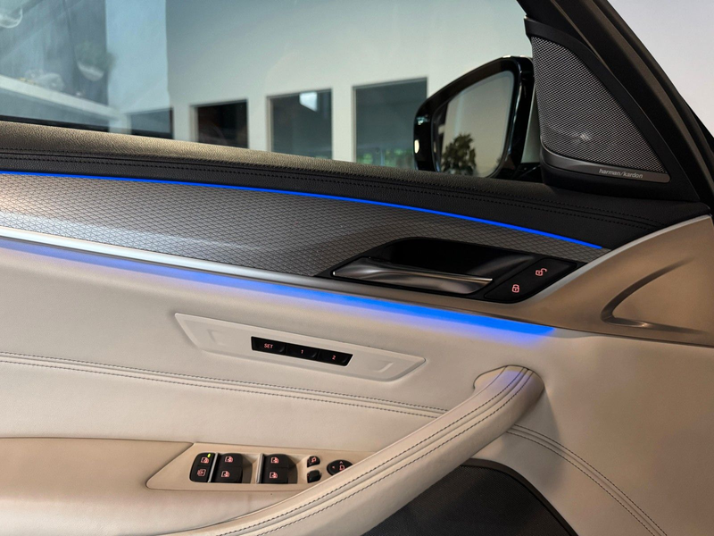 BMW 550 i xDrive Lim./Schiebedach+Head-Up+Stand-Hz — photo 13