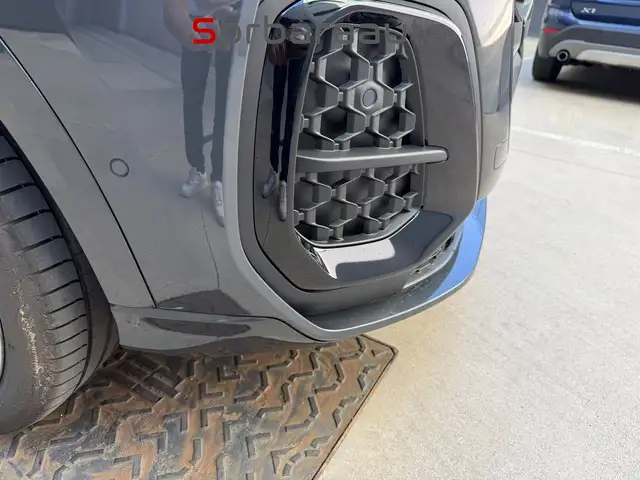 Audi Q5 view 9