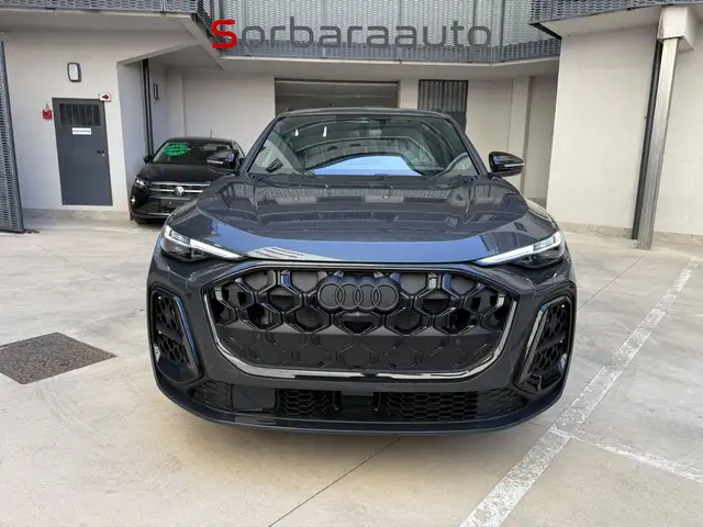 Audi Q5 view 8