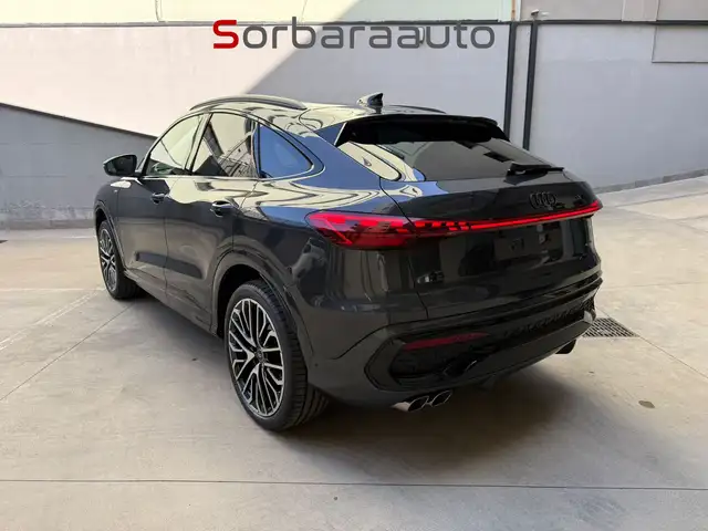 Audi Q5 view 3