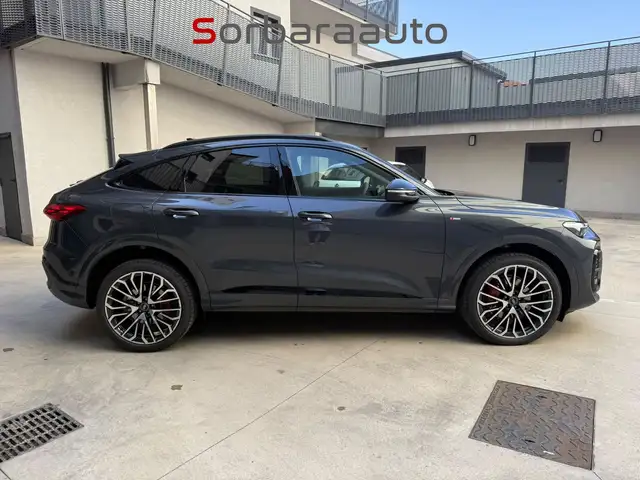 Audi Q5 view 6
