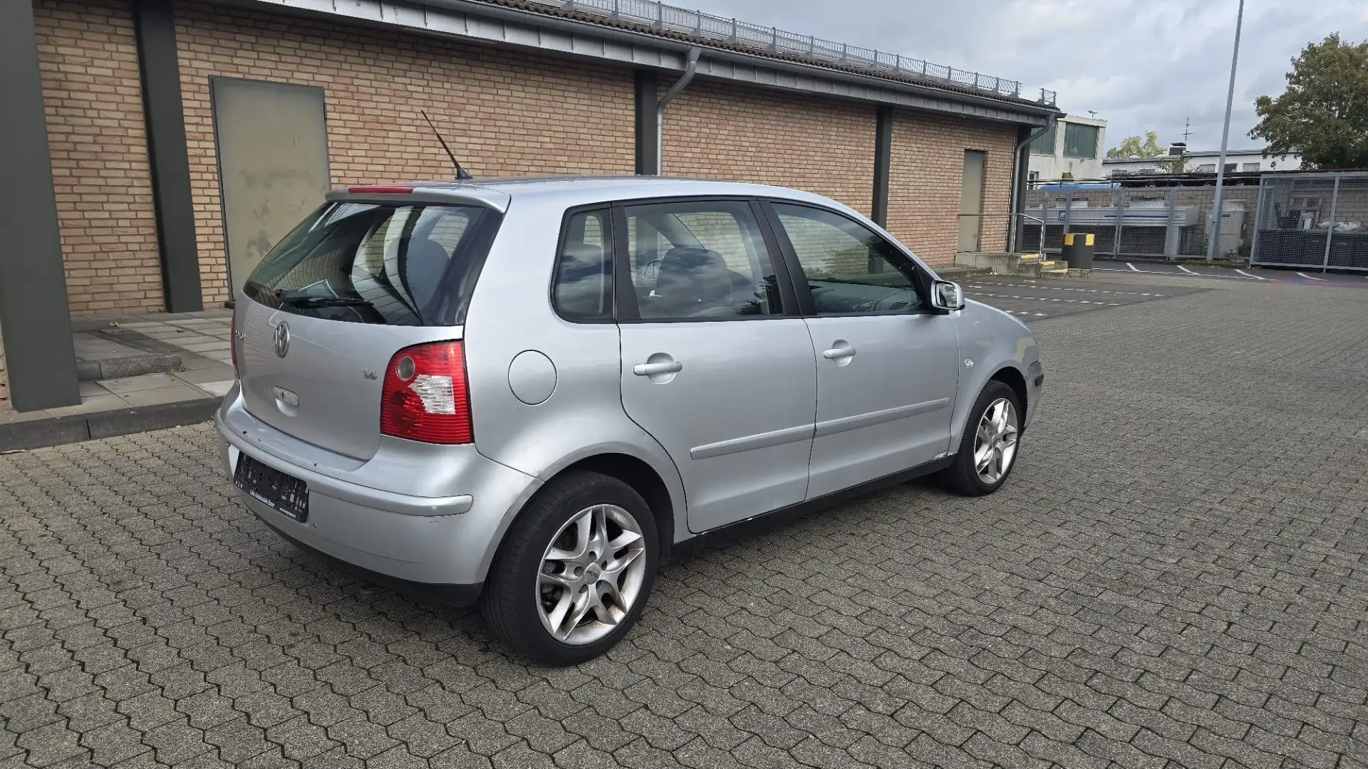 Volkswagen Polo 1.4 Trendline Grau - 2