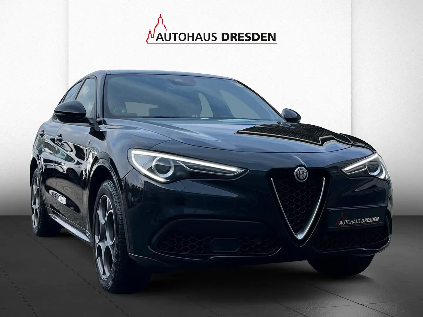 Alfa Romeo Stelvio 2.0Turbo 16V 4WD BI-XEN / NAVI / W-PAKET Černá - 2