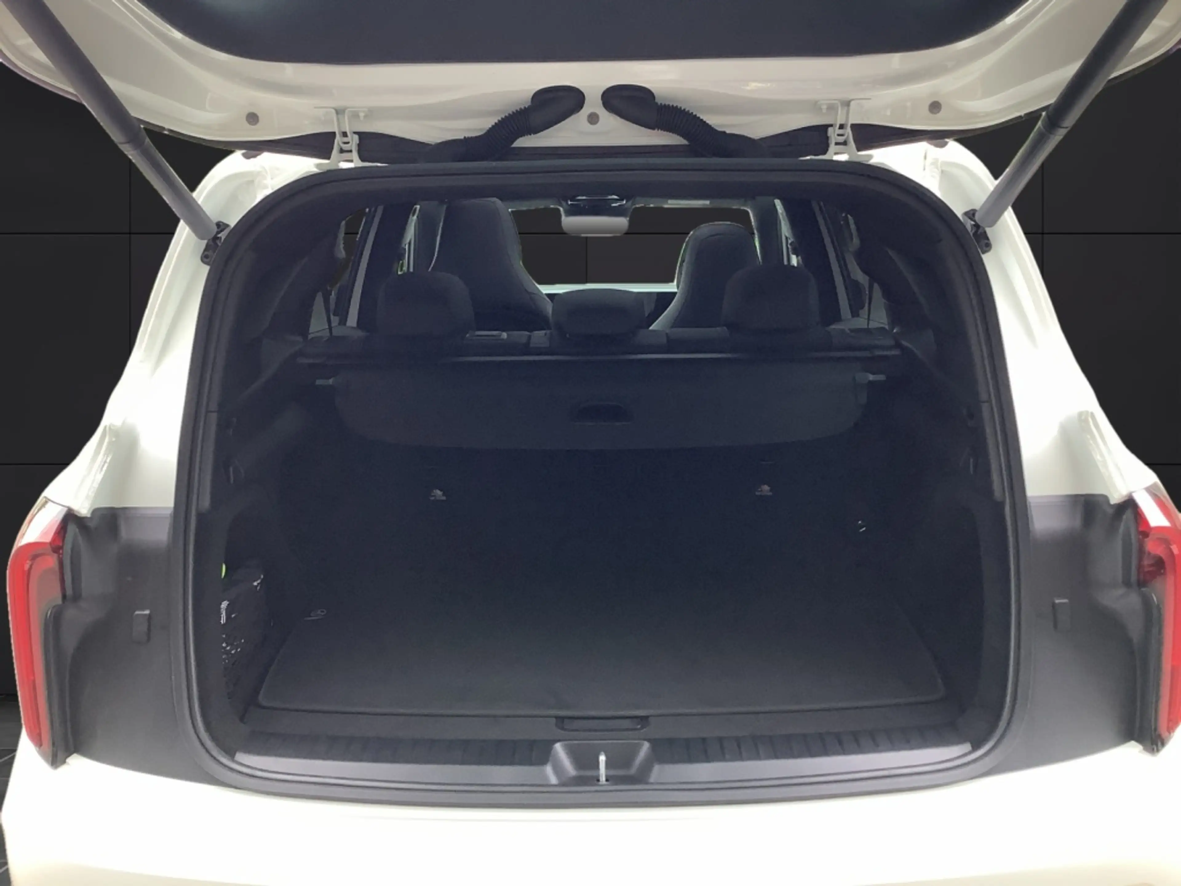 Mercedes-Benz GLB 250 + EQ Technologie +AMGLINE+19"AMGLMR+LED+ — photo 16
