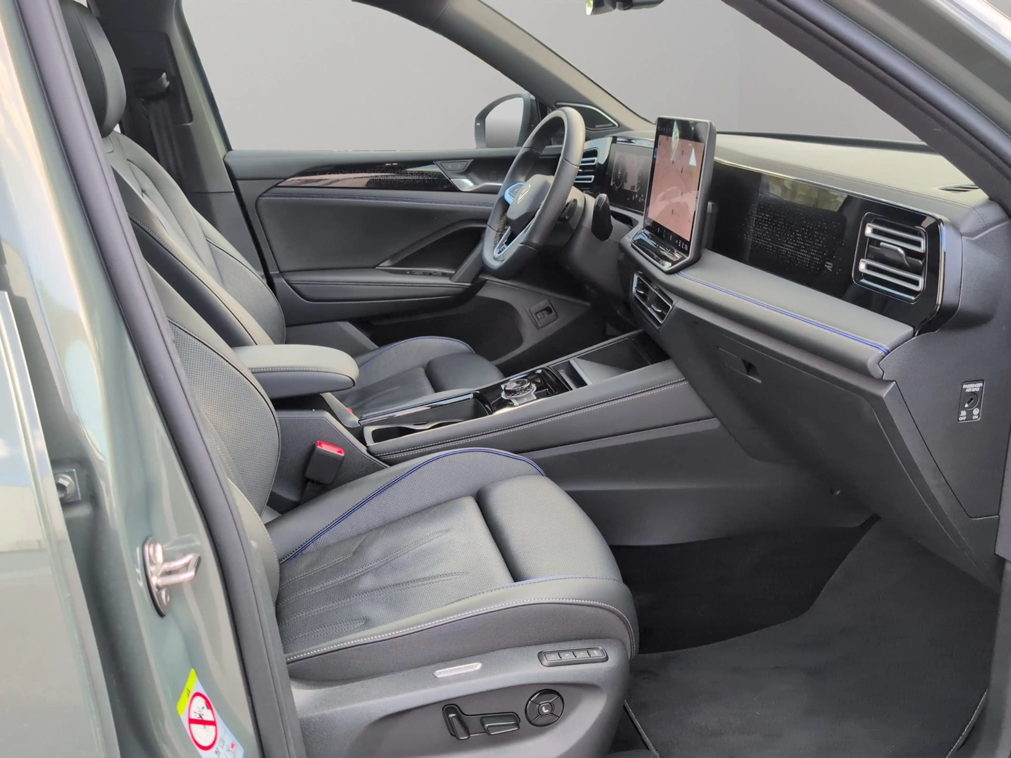 Volkswagen Tiguan R-Line TDI 4Mo. Matrix AHK Pano StandH — photo 17