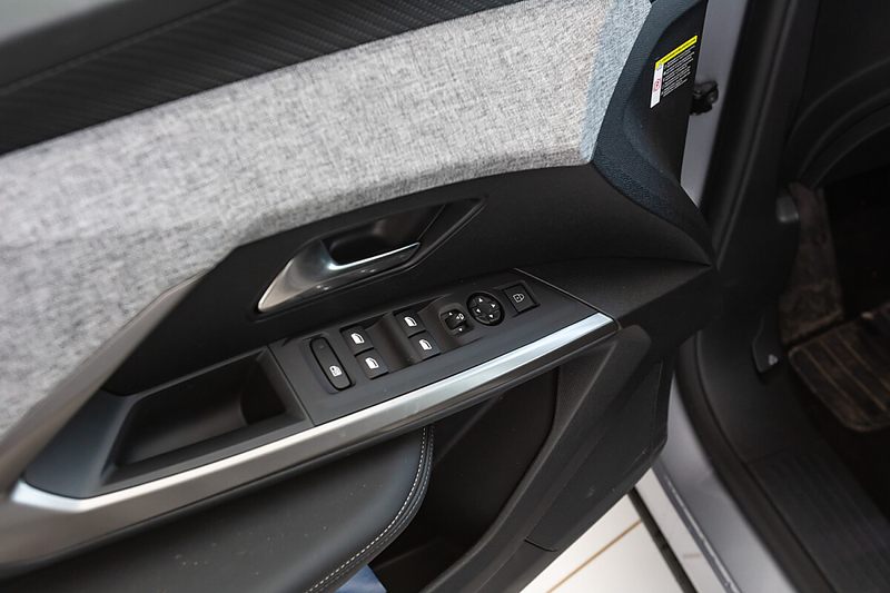 Peugeot 5008 1.2 Hybrid 136 Allure — photo 11