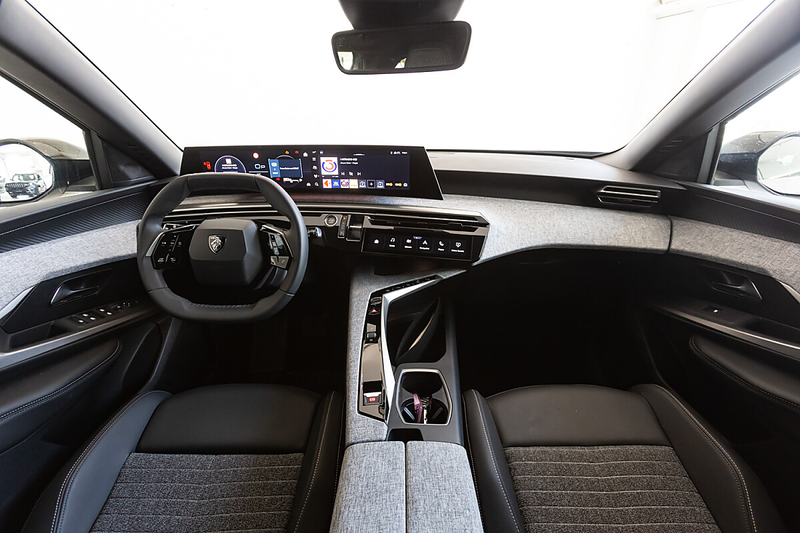 Peugeot 5008 1.2 Hybrid 136 Allure — photo 5