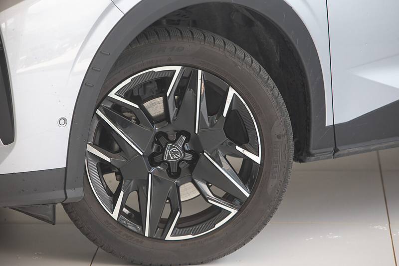 Peugeot 5008 1.2 Hybrid 136 Allure — photo 4