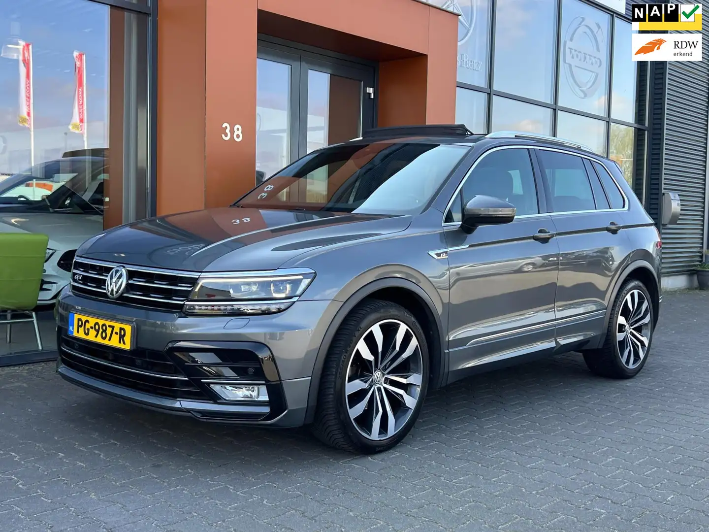 Volkswagen Tiguan 1.4TSI ACT R-Line Automaat|Panodak|Carplay Grijs - 1
