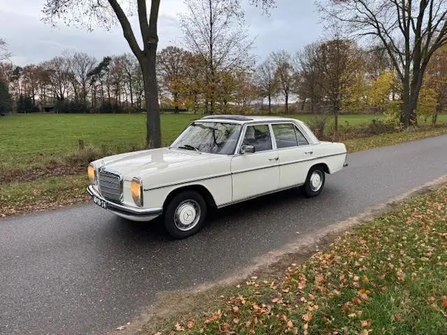Mercedes-Benz 230 W114 230/6 Bouwjaar 1974 / LPG