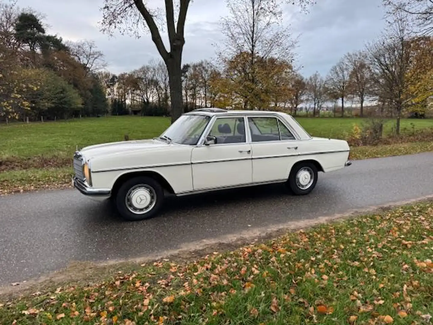 Mercedes-Benz 230 W114 230/6 Bouwjaar 1974 / LPG Blanc - 2