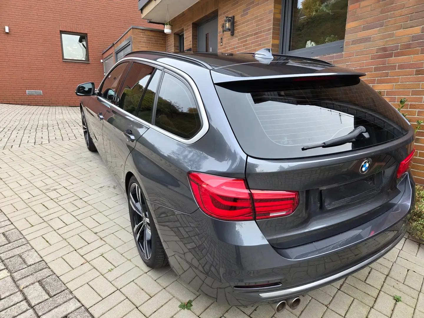 BMW 330 330i Touring xDrive Aut.Edition Luxury Line Purity Grau - 2