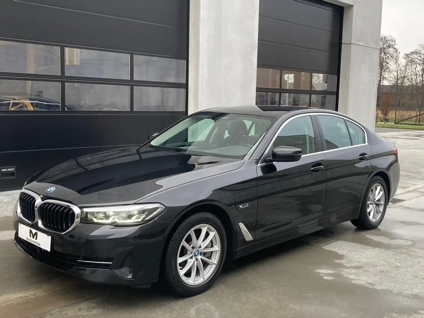 BMW 545 e xDrive Aut./Trekhaak/Act.Cruise **Gereserveerd** Noir - 2