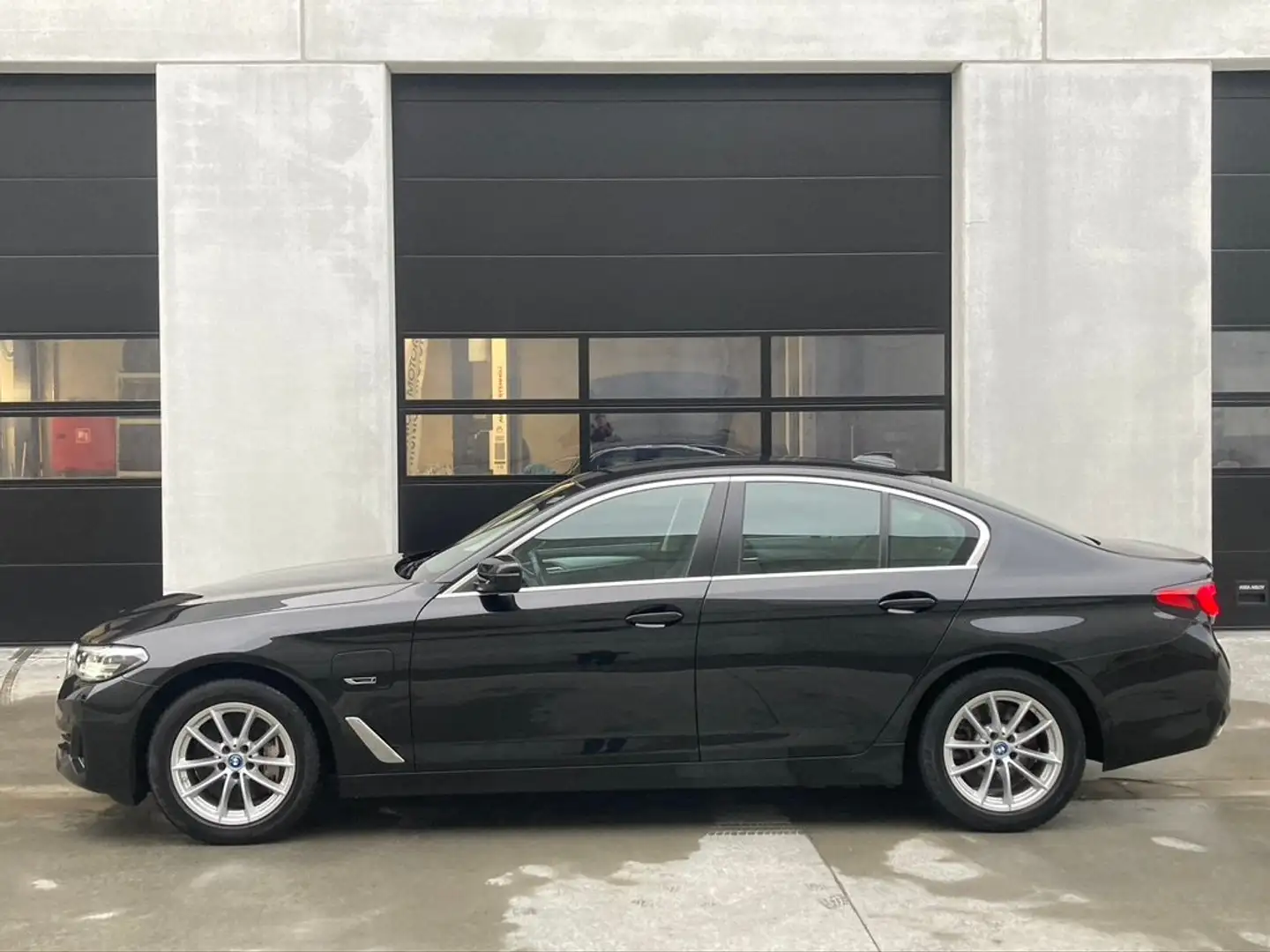 BMW 545 e xDrive Aut./Trekhaak/Act.Cruise **Gereserveerd** Noir - 1