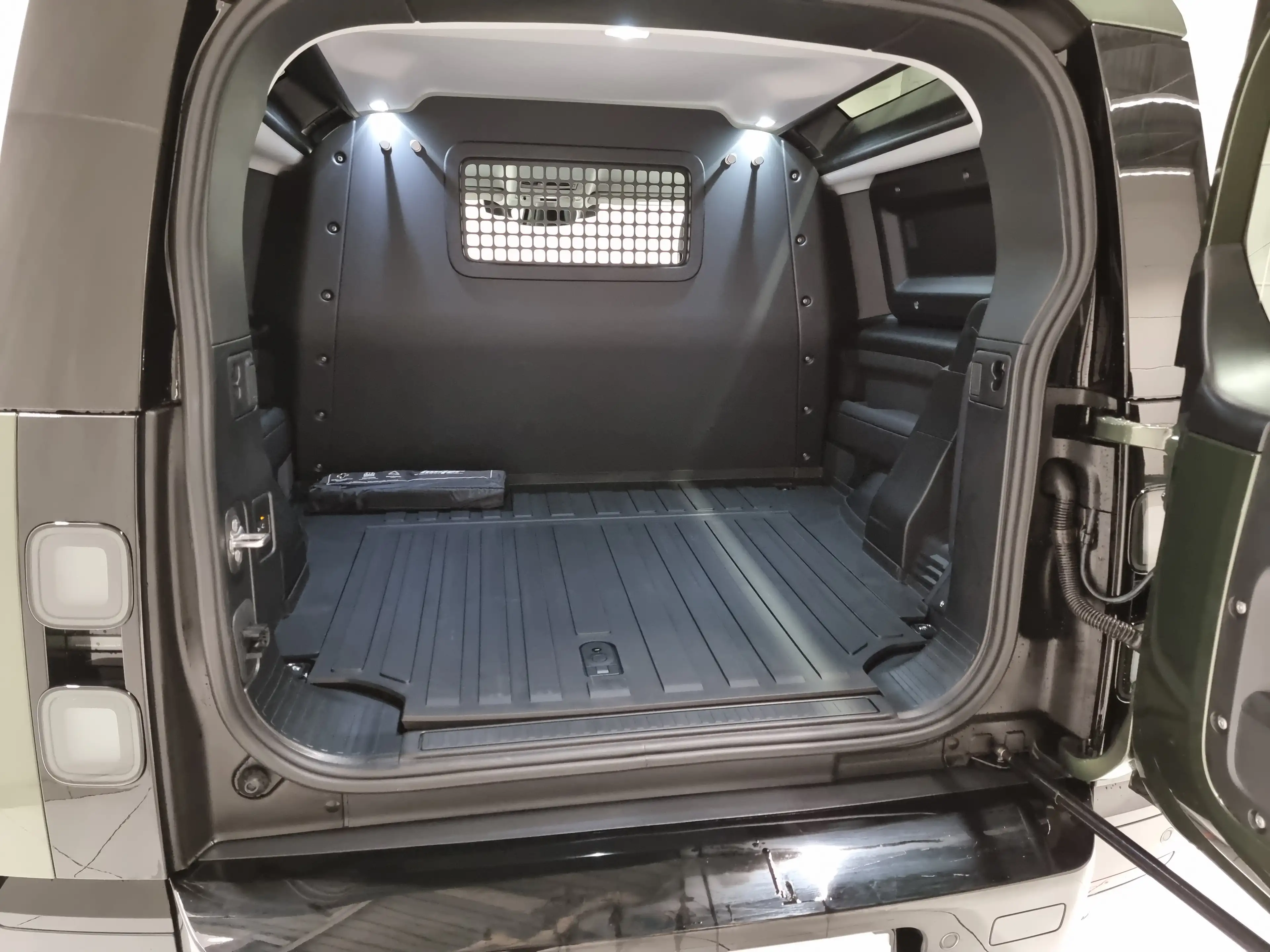 Land Rover Defender 90 Hard Top AHK Black Pack DAB LED — photo 11