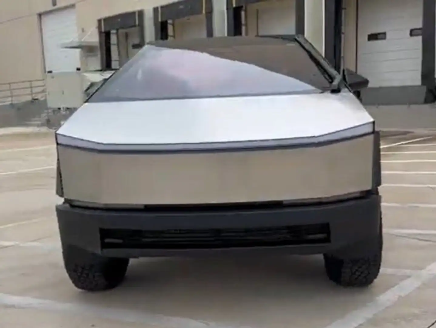 Tesla Cybertruck Foundation Series Argintiu - 1