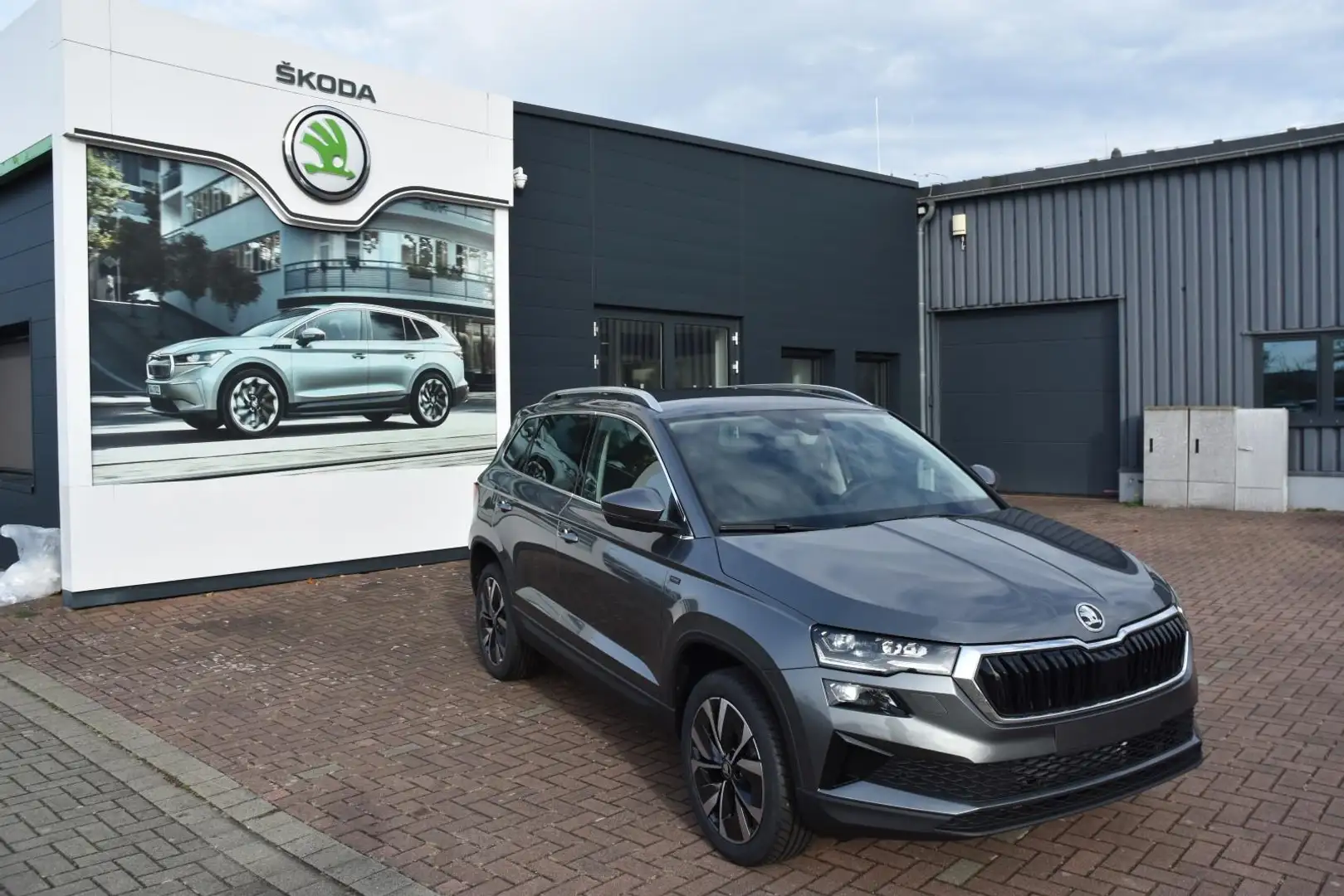 Skoda Karoq 1.5 TSI Tour*Matrix*Navi*AHK*Rückcam*ACC* Grau - 1