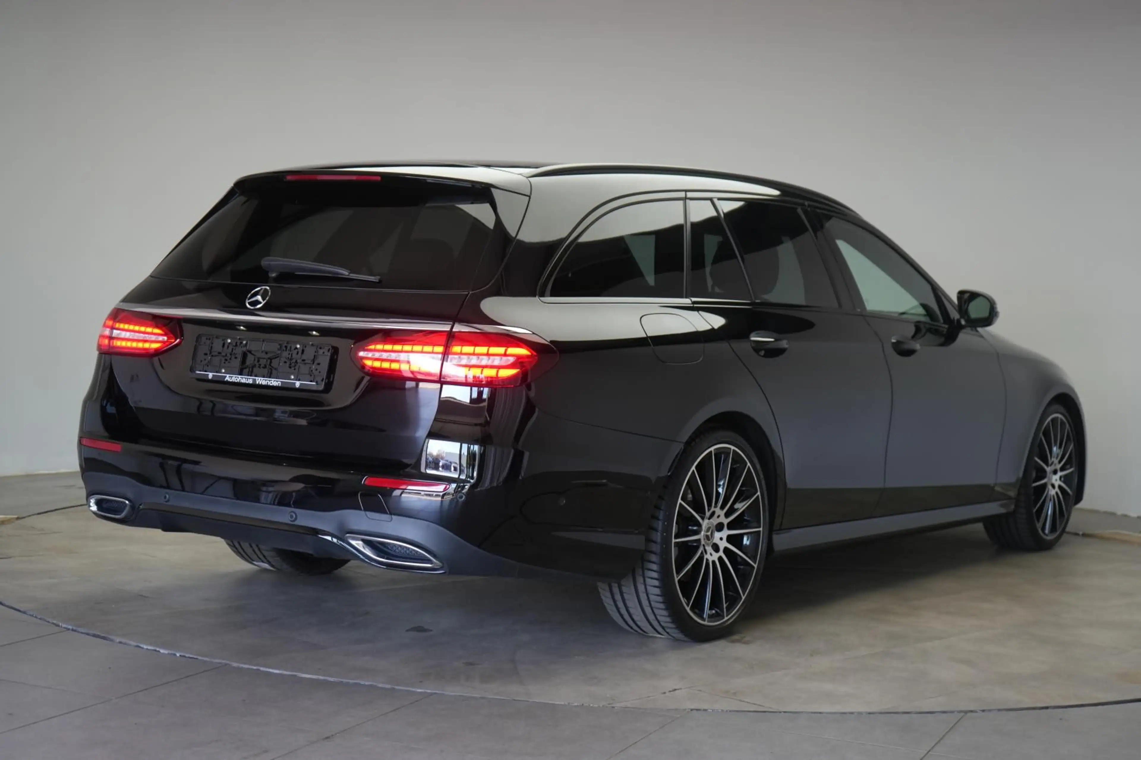 Mercedes-Benz E 220 d T 9G-Tronic AMG CarPlay/Temp/Kamera/ — photo 7