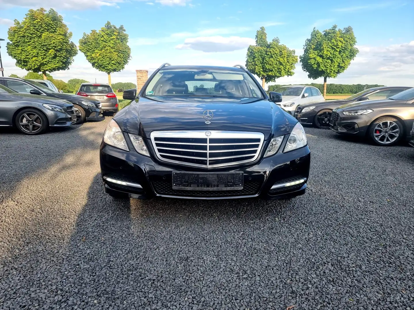Mercedes-Benz E 200 Avantgarde//AHK//Sitzh.//Navi//Ambiente Noir - 2