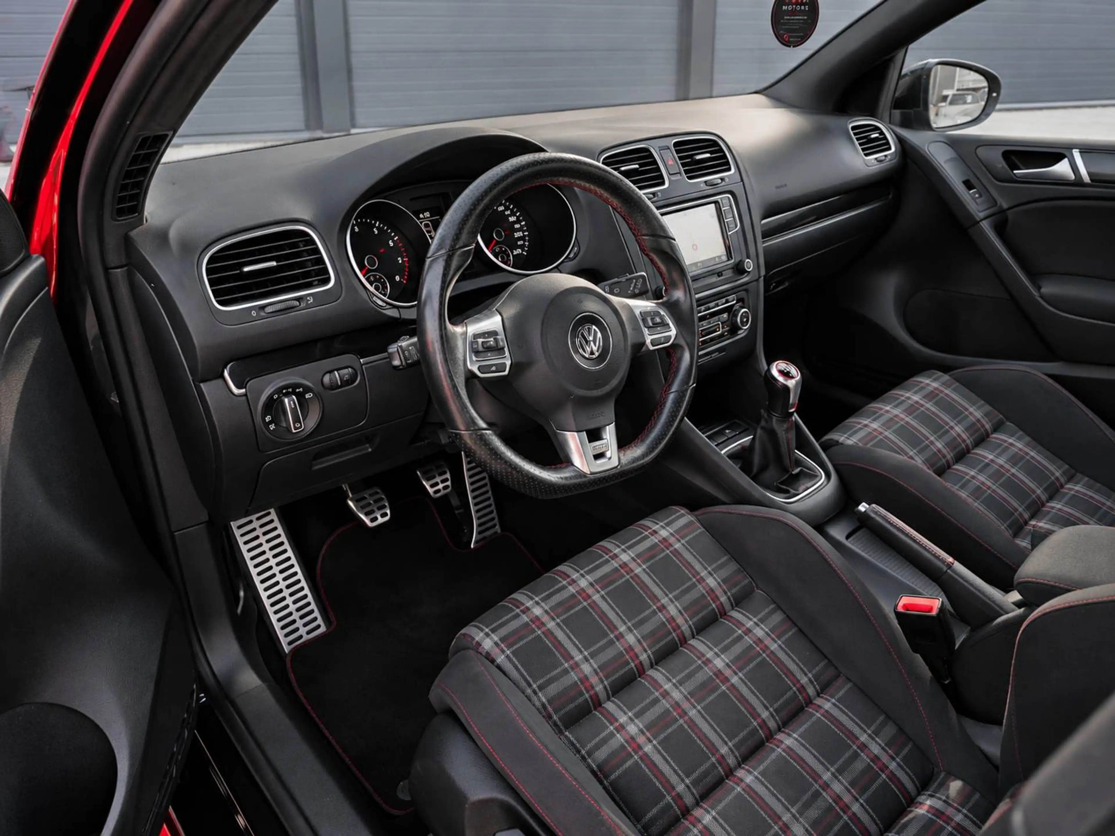 Volkswagen Golf GTI 2.0 TSI BI-XENON / PDC AV-AR / CLIMTRONIC / BOITE MECA / ANTI CAR-JACKING / GARANTIE 12 MOIS — photo 2