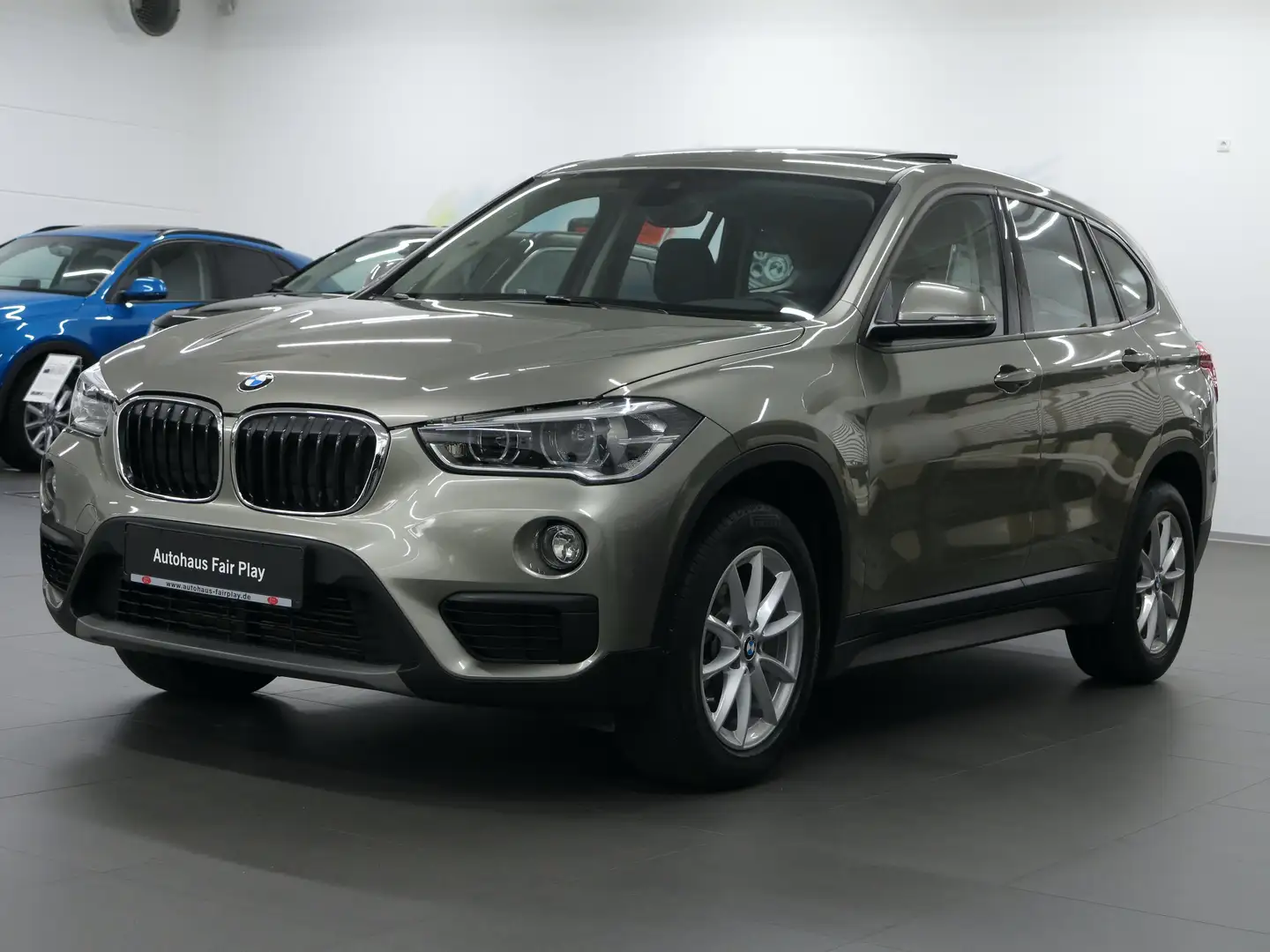 BMW X1 xDrive18d LED / 1.HAND / UNFALLFREI! Silber - 1
