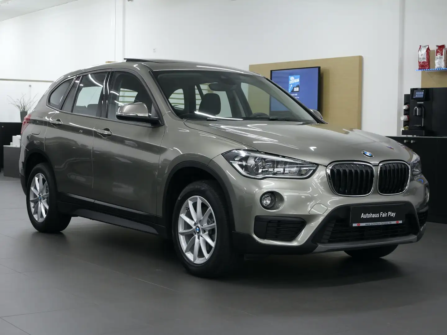BMW X1 xDrive18d LED / 1.HAND / UNFALLFREI! Silber - 2