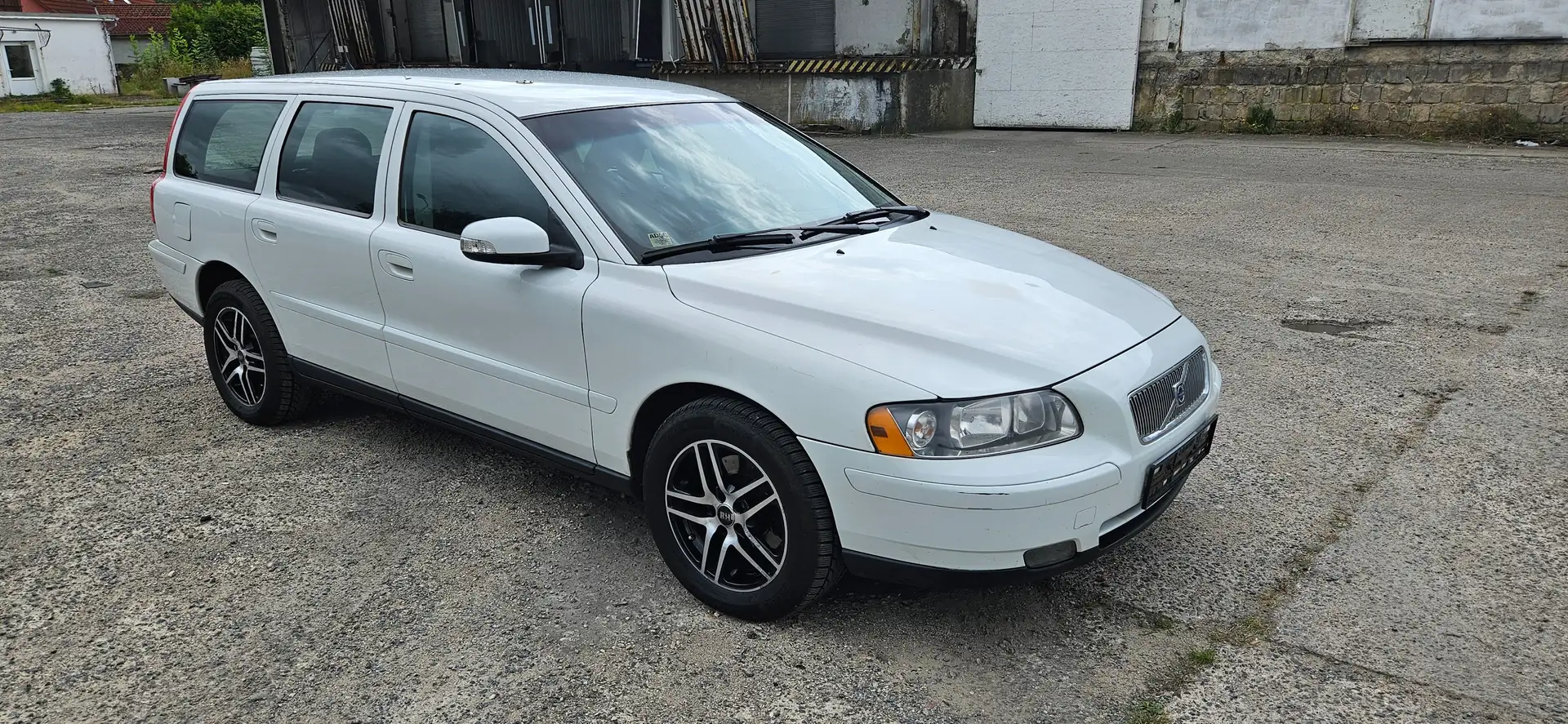 Volvo V70 D5 AWD Kinetic Weiß - 1