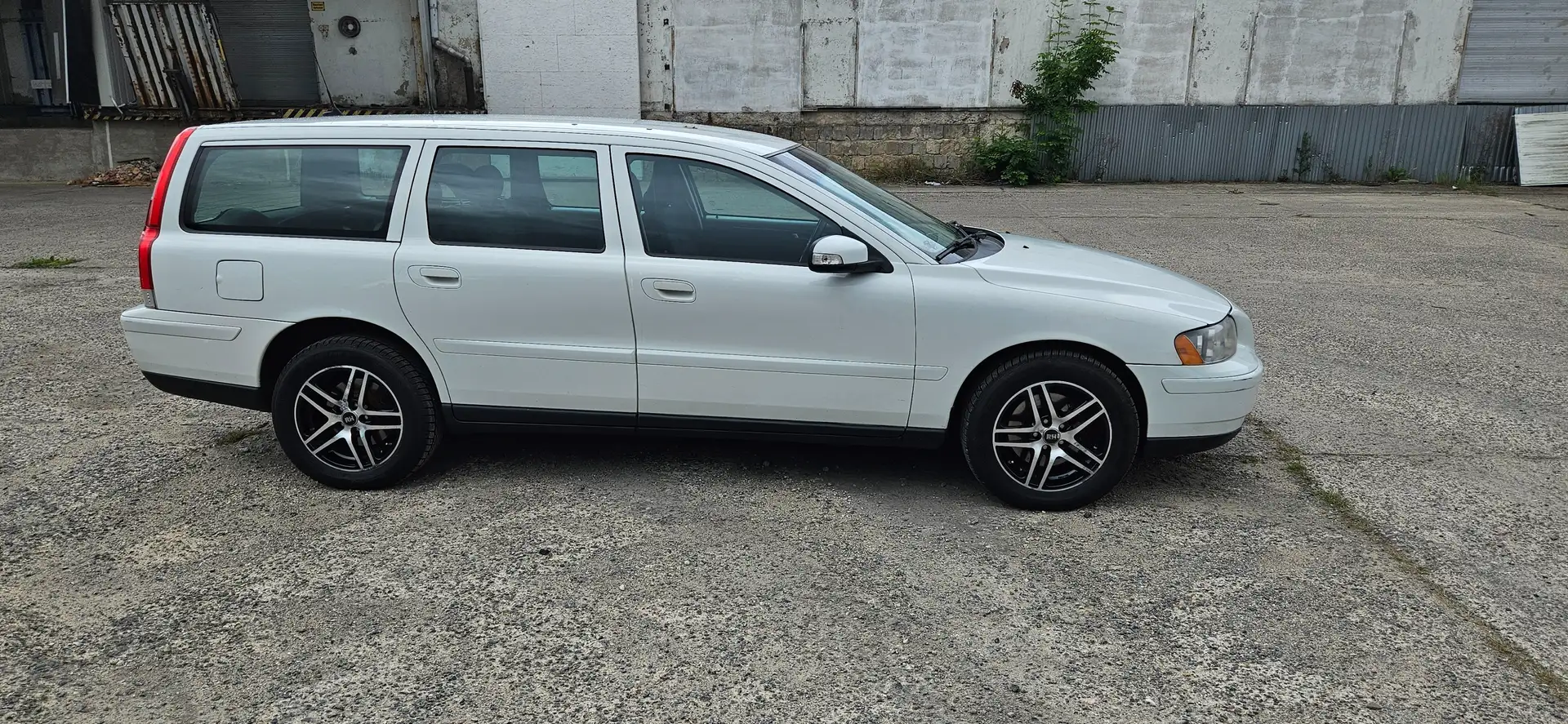 Volvo V70 D5 AWD Kinetic Weiß - 2