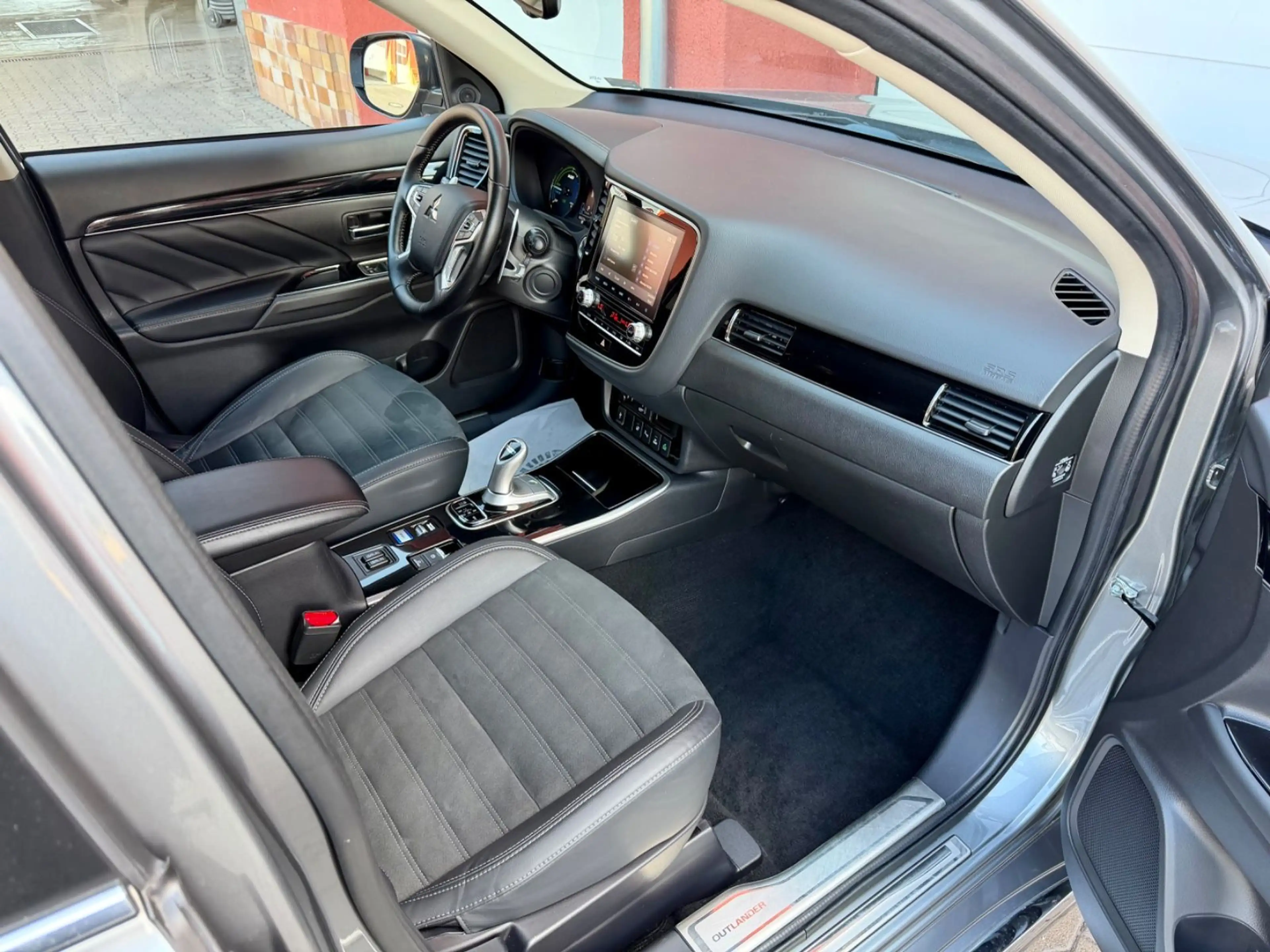 Mitsubishi Outlander PHEV Plus 4WD — photo 10