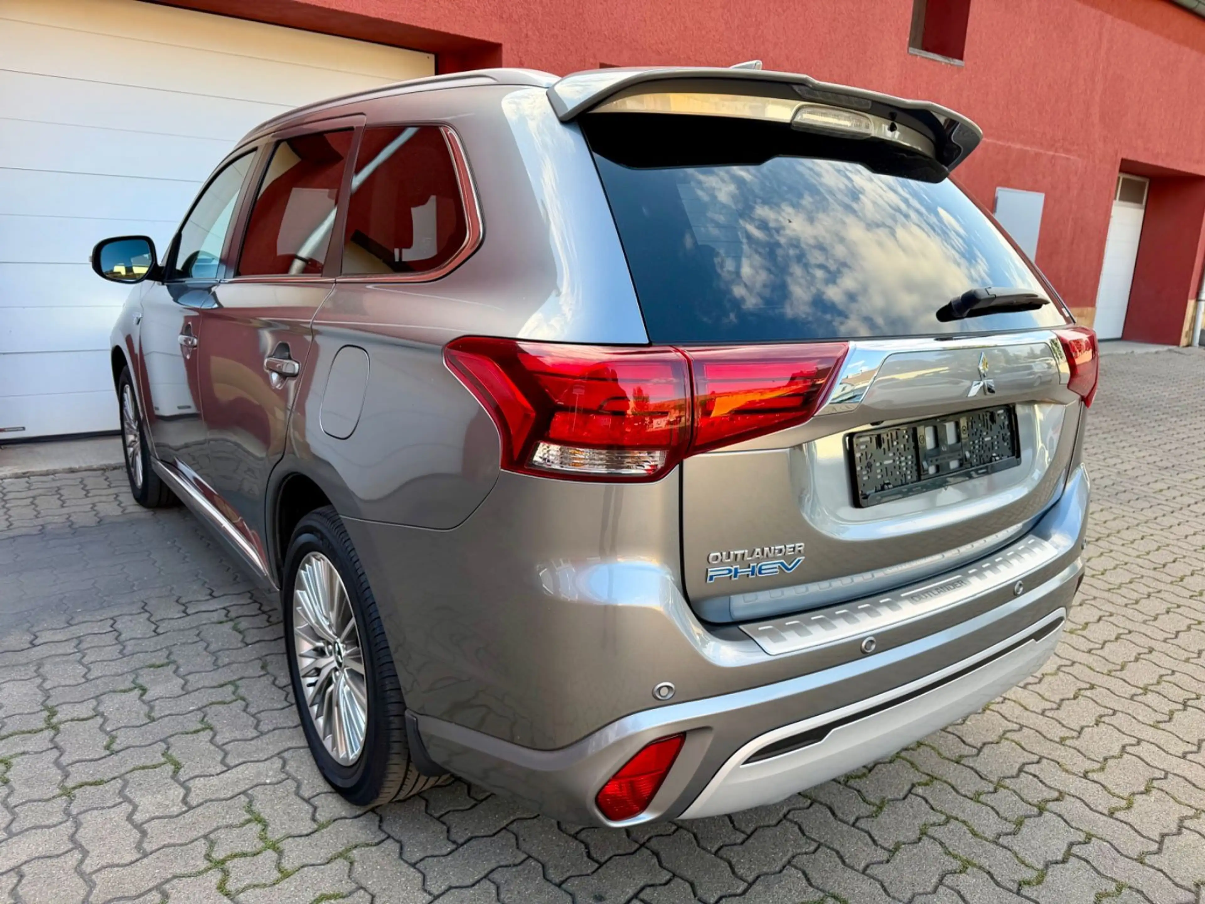 Mitsubishi Outlander PHEV Plus 4WD — photo 4