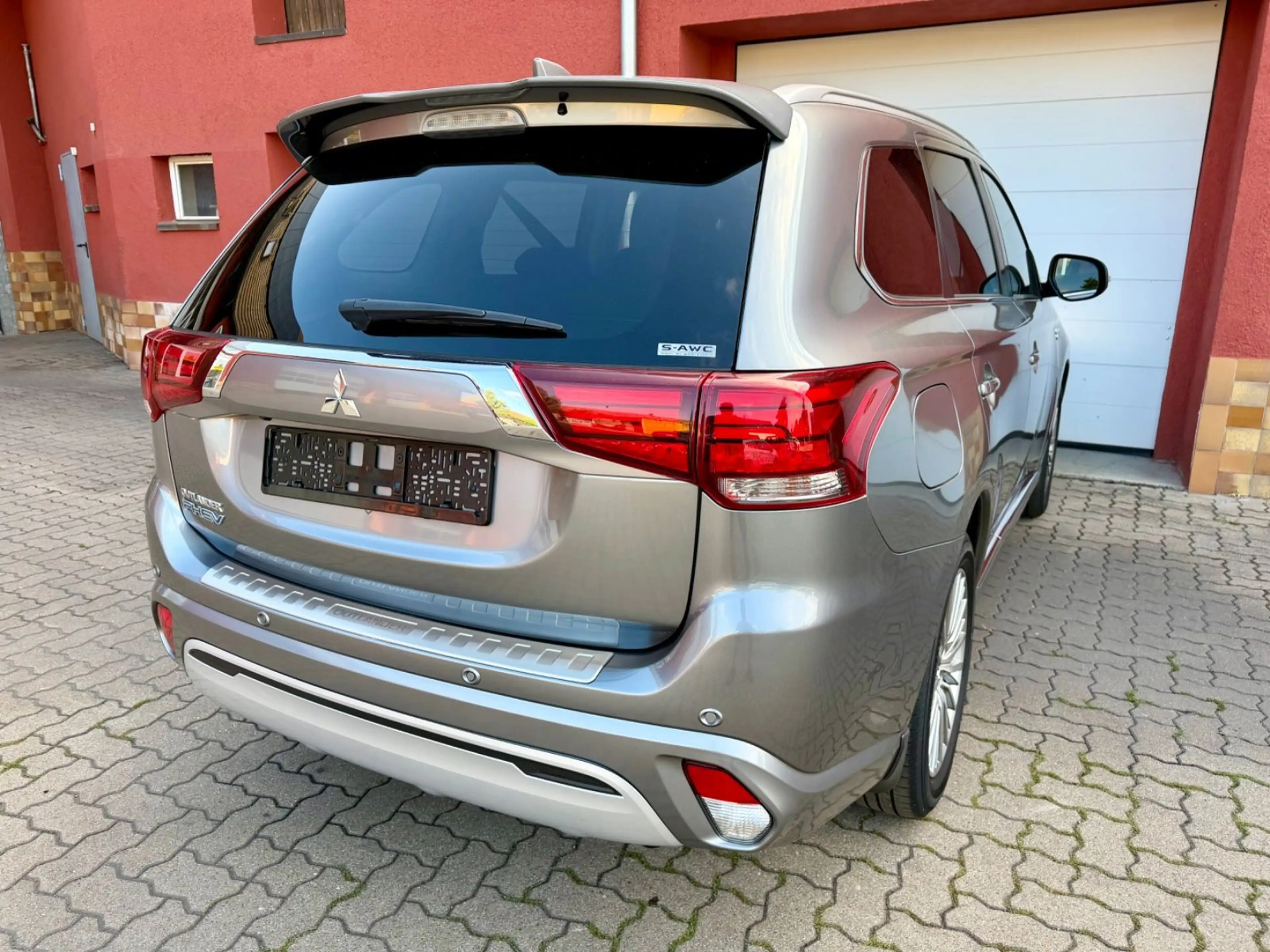 Mitsubishi Outlander PHEV Plus 4WD — photo 6