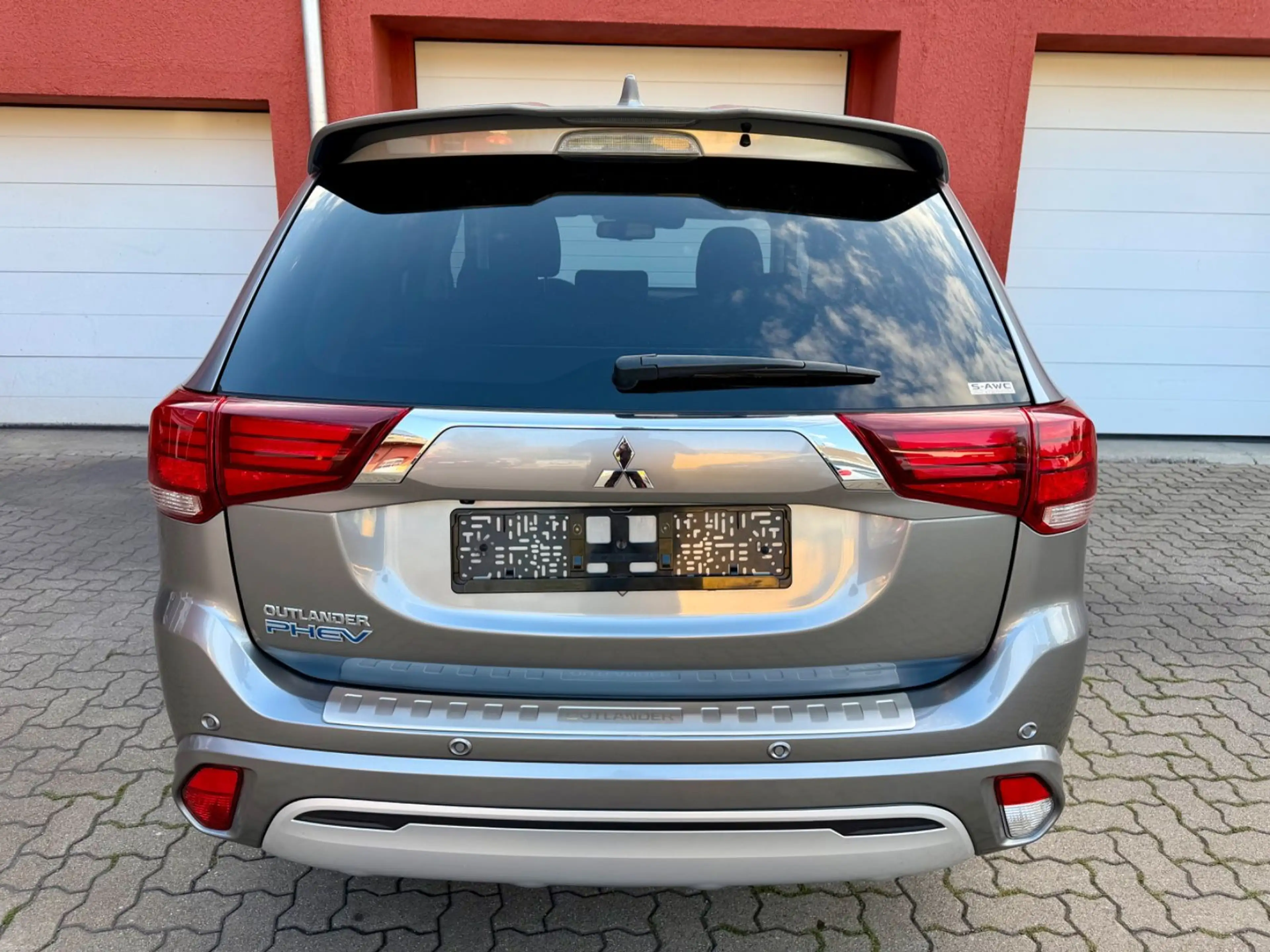 Mitsubishi Outlander PHEV Plus 4WD — photo 5