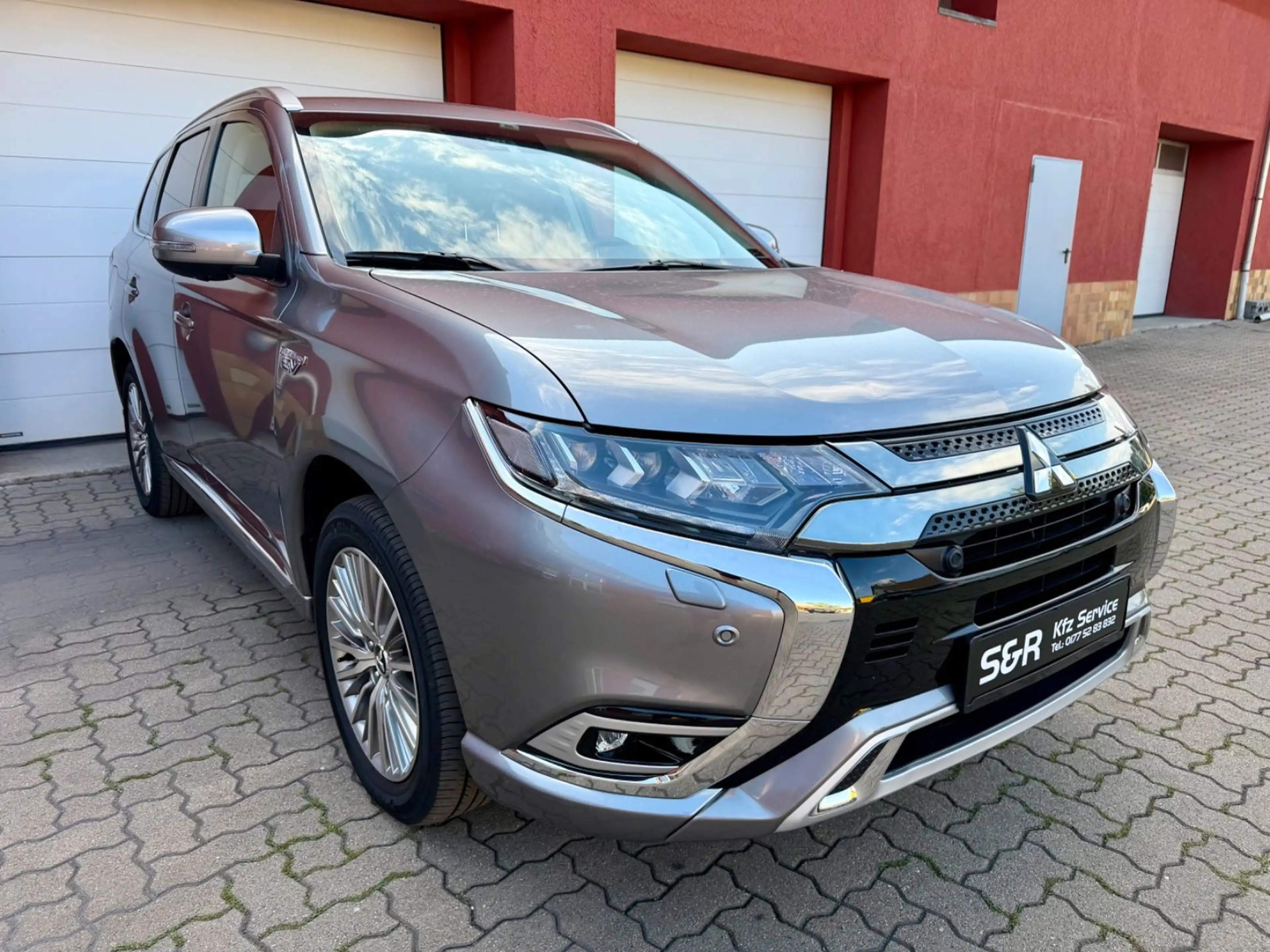 Mitsubishi Outlander PHEV Plus 4WD