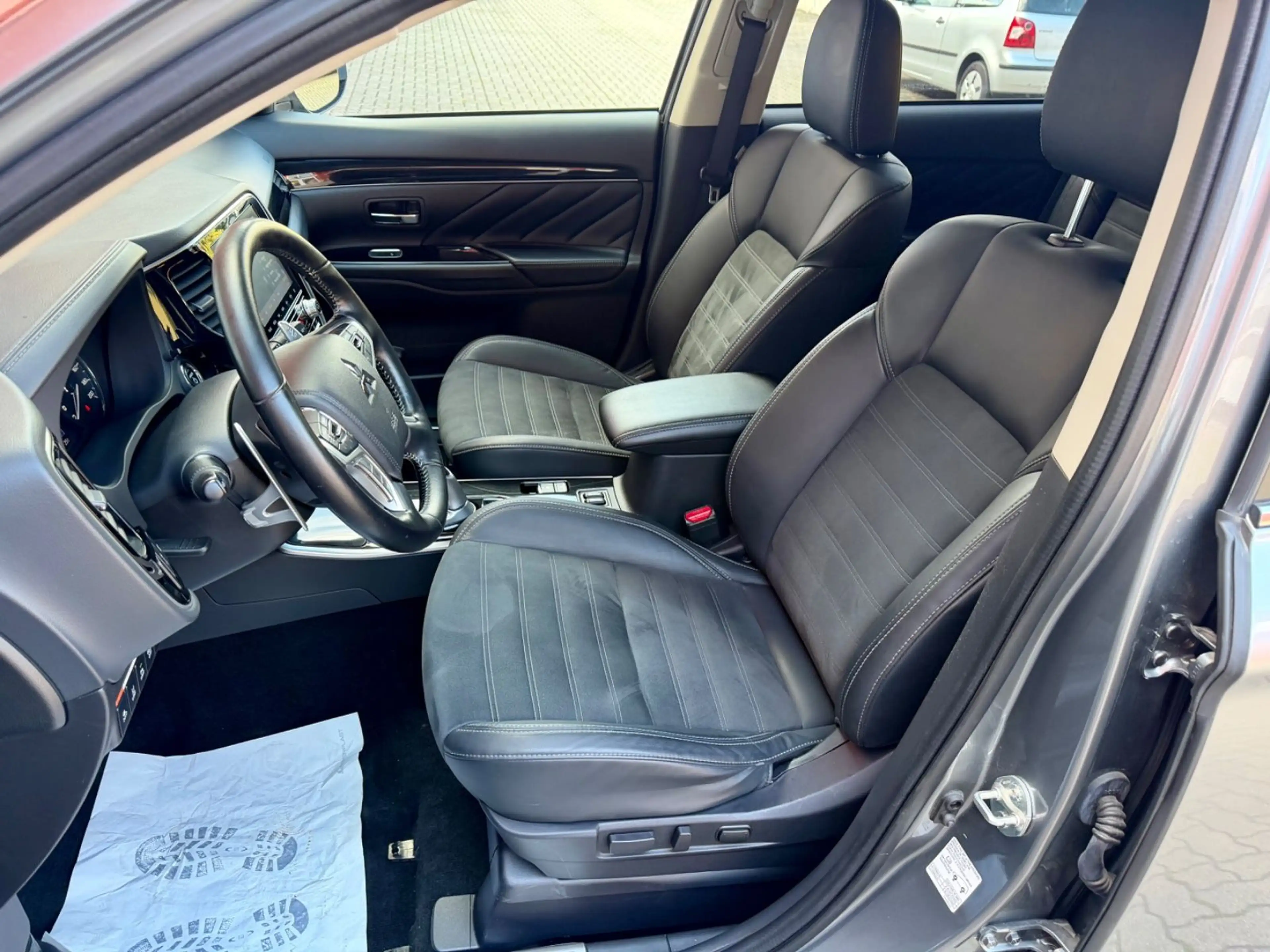 Mitsubishi Outlander PHEV Plus 4WD — photo 8