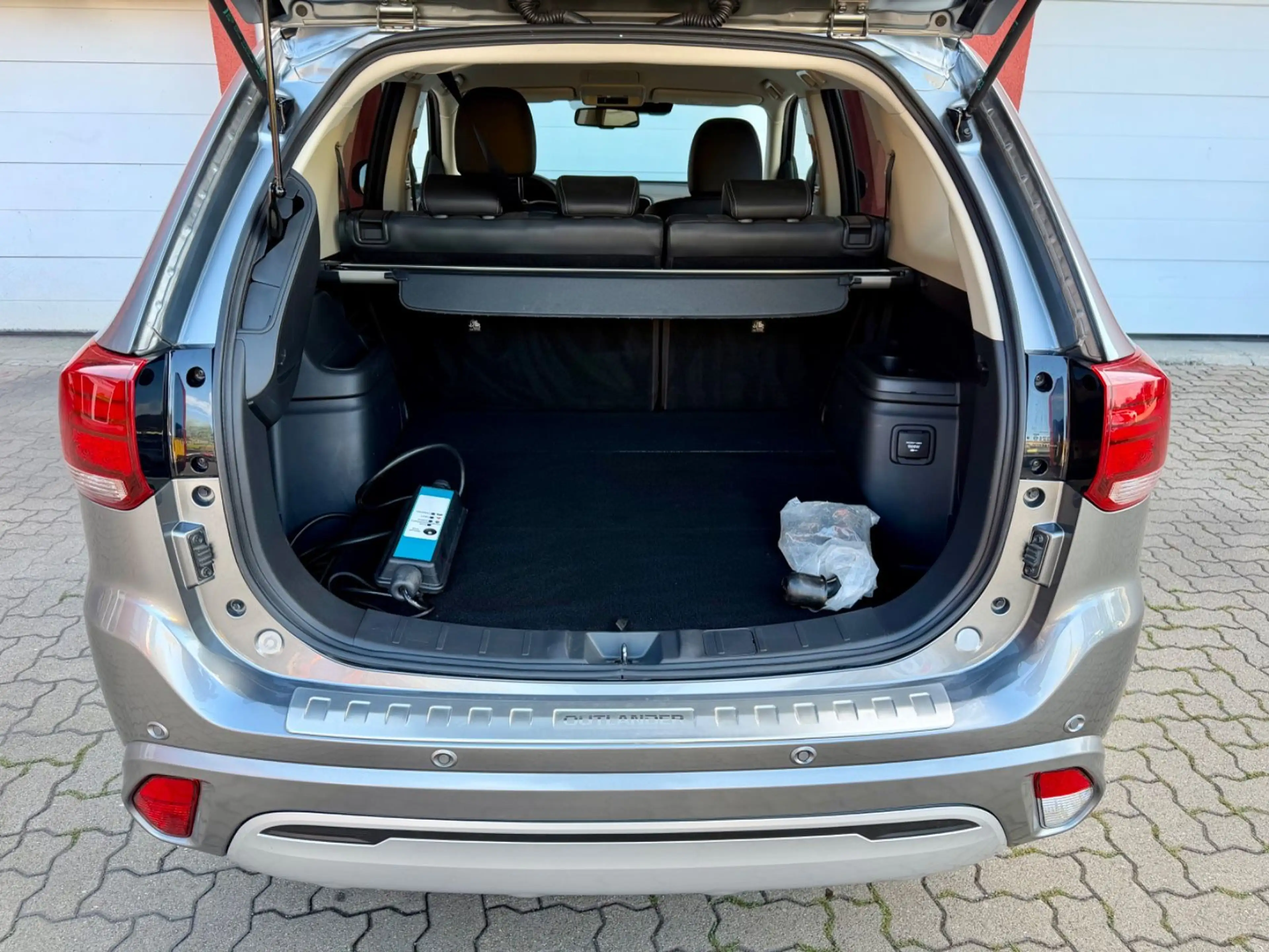 Mitsubishi Outlander PHEV Plus 4WD — photo 18