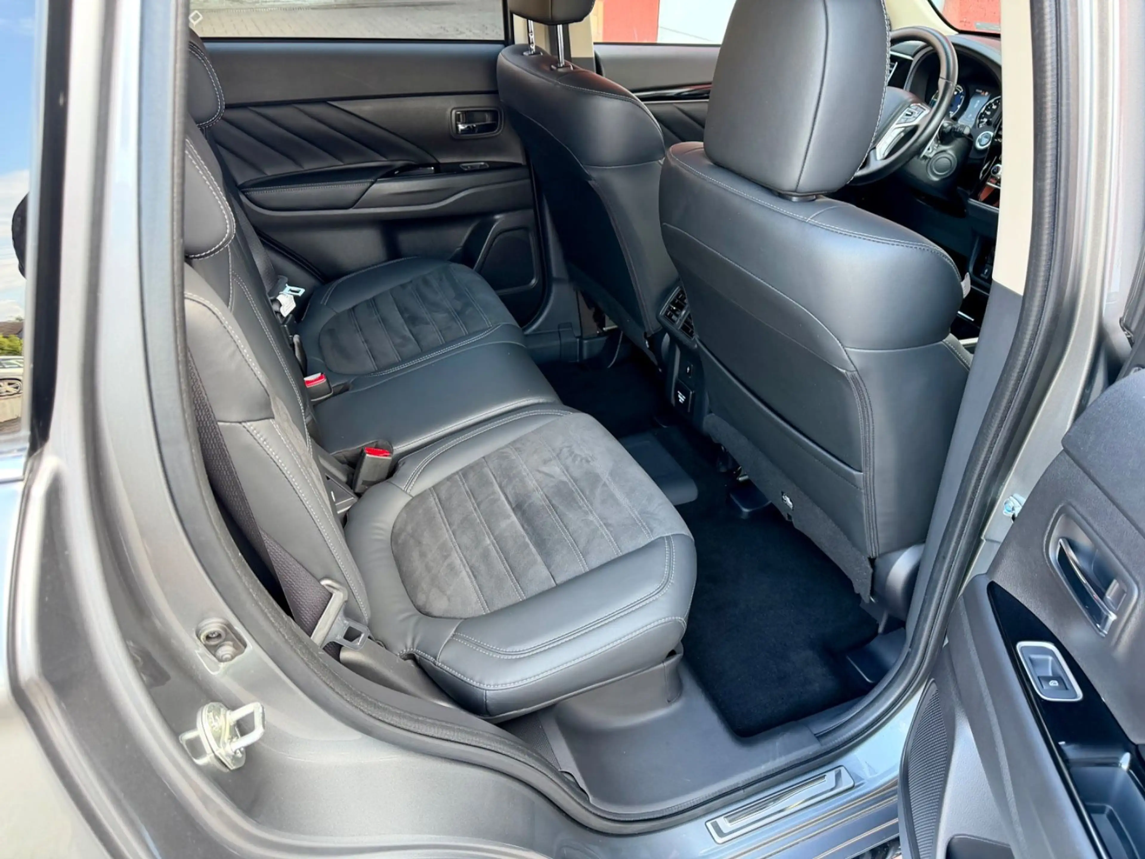 Mitsubishi Outlander PHEV Plus 4WD — photo 11