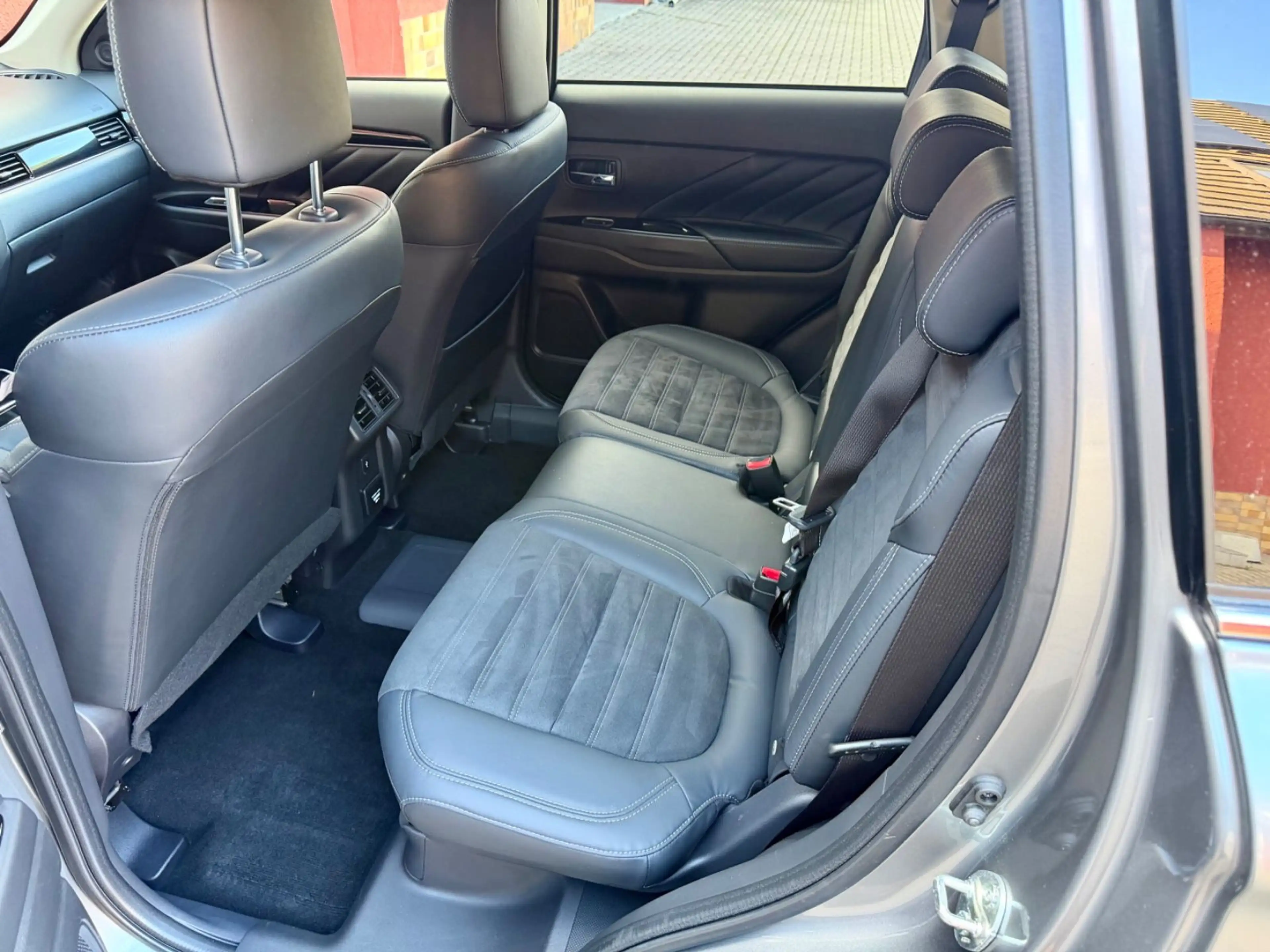 Mitsubishi Outlander PHEV Plus 4WD — photo 9