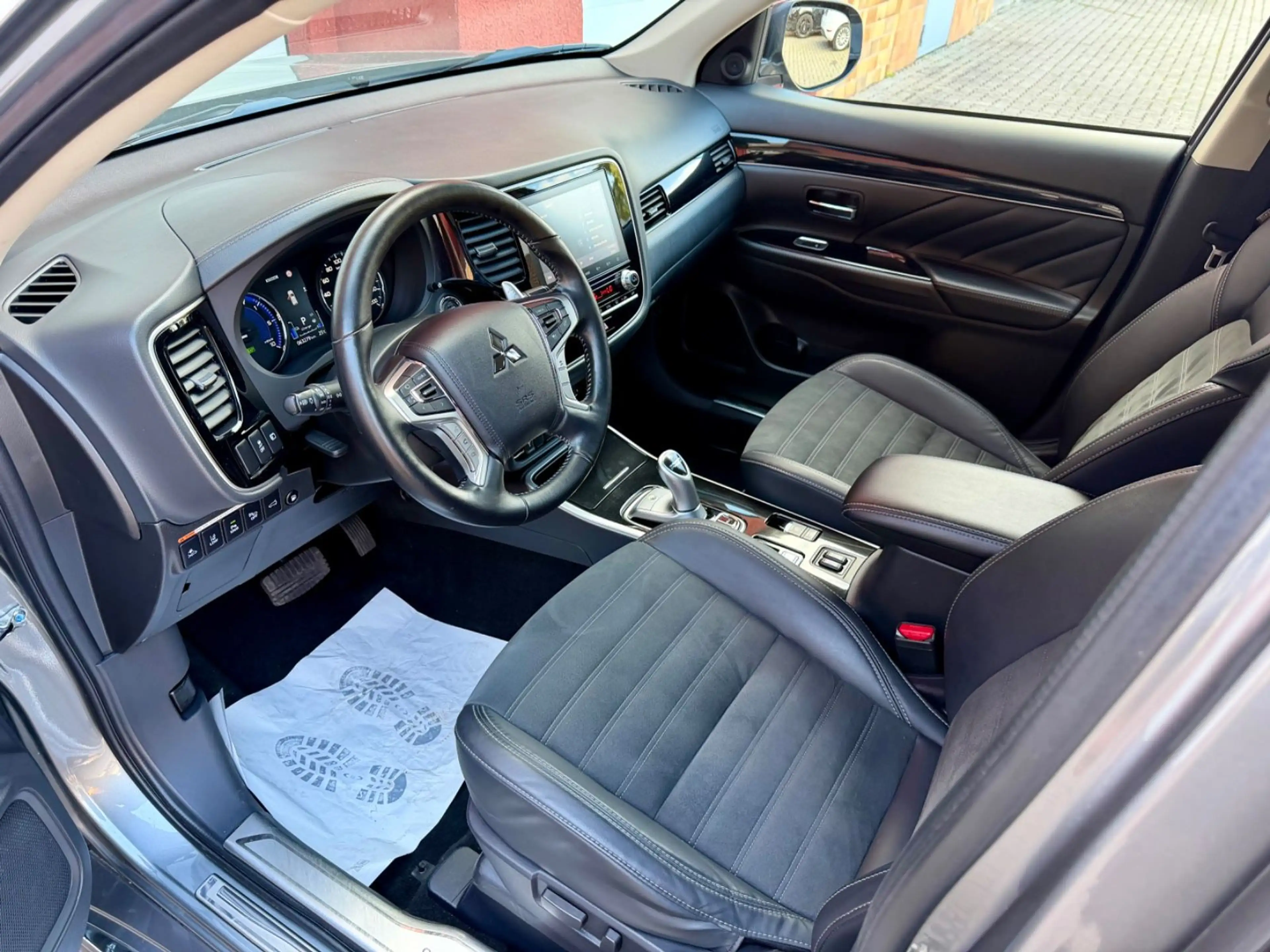 Mitsubishi Outlander PHEV Plus 4WD — photo 7